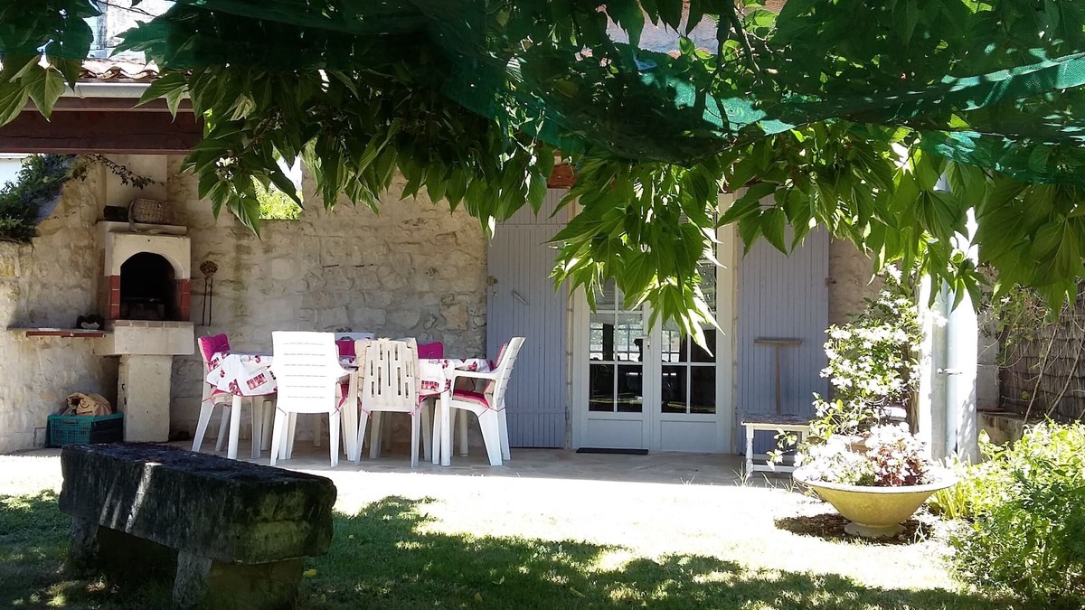 Saintes Agglomeration Cottage | Cottage with swimming pool (10x5).