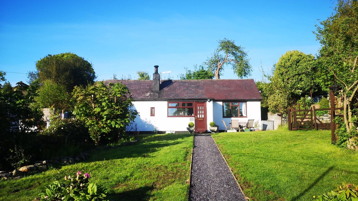 Hendrerwydd House | Cottage with Woodfired Hottub in heart of Clwydian Mountain Range- Pets Welcome