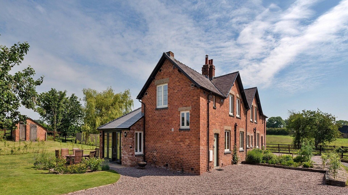 Halfway House Cottage | Cottages by River Severn with Hot Tub