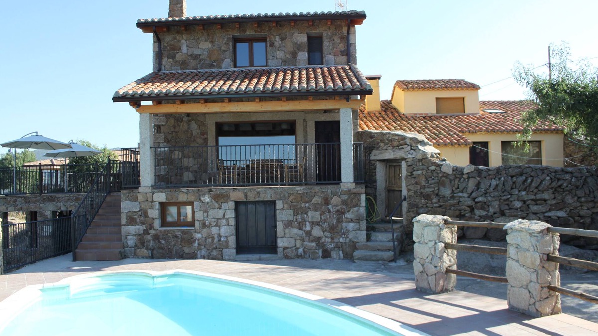 La Aldehuela Cottage | Cottages Lalo and Chelo, Gredos Avila 20 people ideal family/friends Swimming pool.