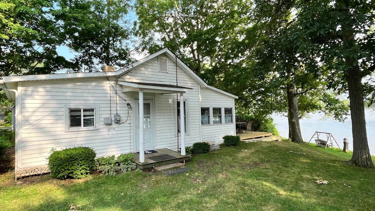 Fulton House | Cottages on Sand Lake - The Lazy Lakehouse