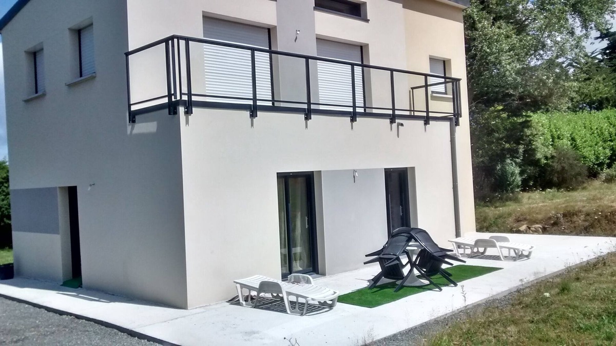 Pleumeur-Bodou Cottage | Cottages on the ground floor of a house by the sea, near Tregastel