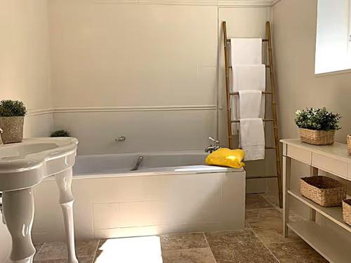 Bourrou House | Cottages Piscine Tennis 22pers