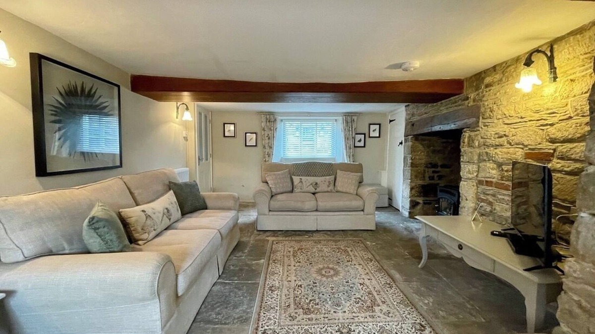 Corfe Castle Village House | Cotters Pound: Charming Thatched Cottage in the Heart of Corfe Castle