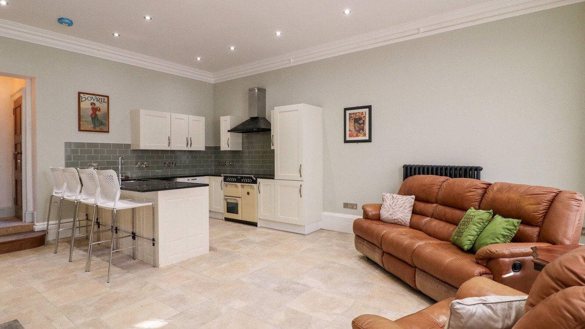 Mansfield Cottage | COTTON MILL COTTAGE, pet friendly, with hot tub in Cuckney