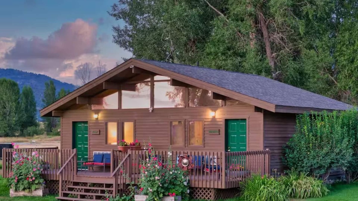 Swan Valley Apartment | Cottonwood cabin next to Pond