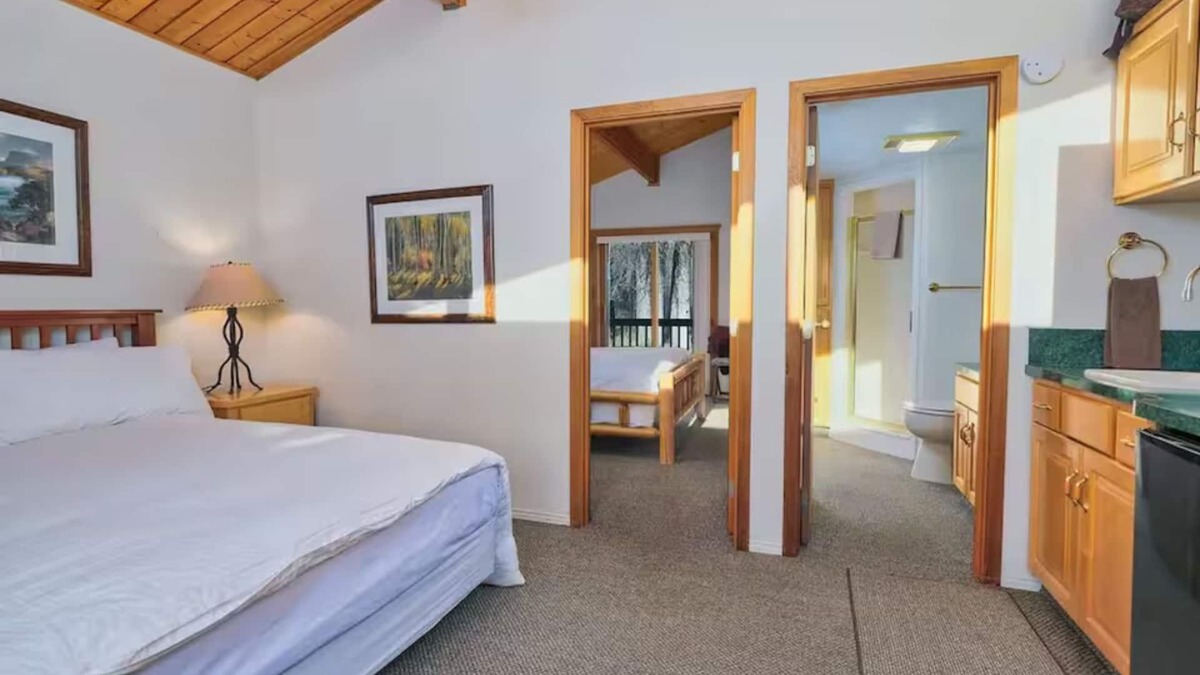 Swan Valley Apartment | Cottonwood cabin next to Pond