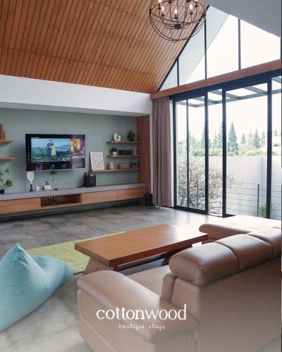 Bandung Villa | Cottonwood Villa Pavana - Heated pool Fitness LayarTancep200inch