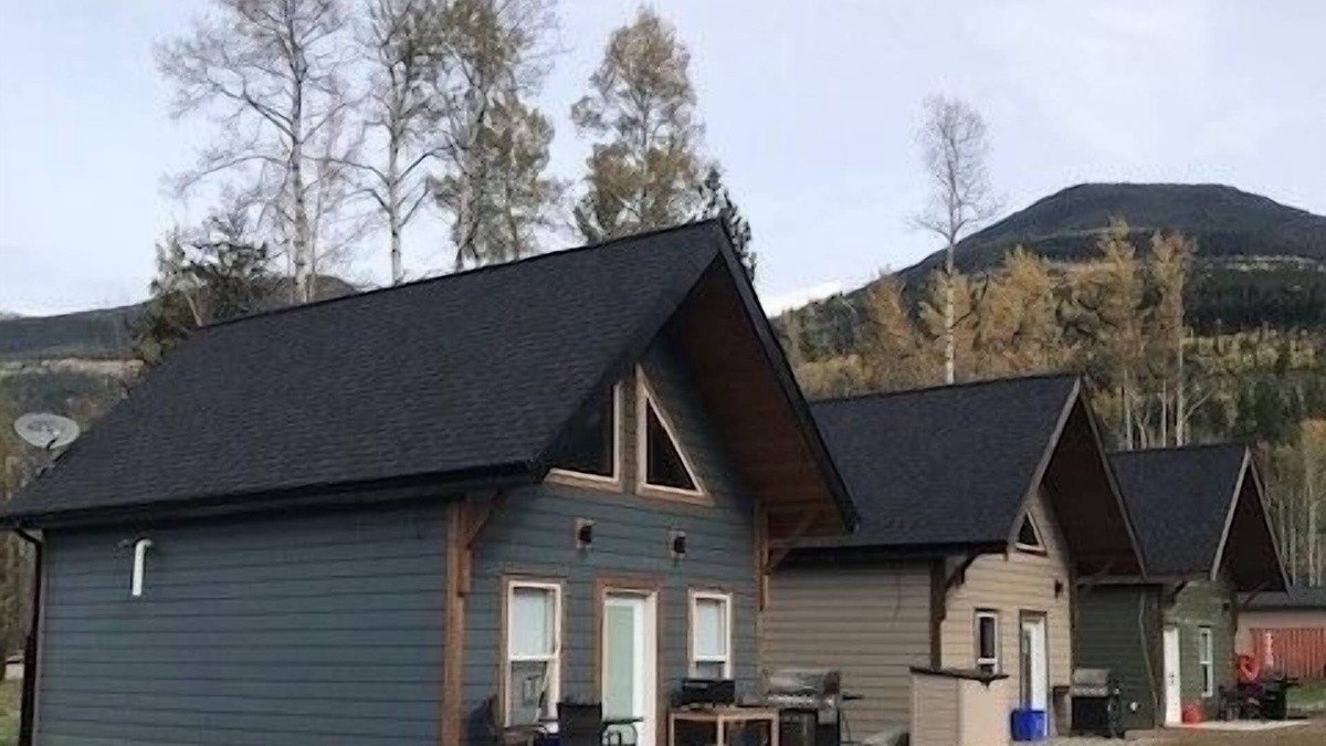 Valemount Cabin | Cougar Mountain Lodge (Cozy Mini Chalets/Cabins)