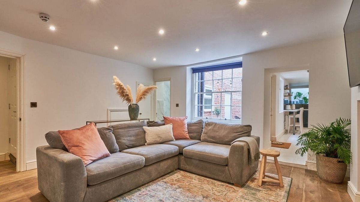 Seafront Apartment | Couleurs De La Mer - Spacious apartment right in the centre of Brighton