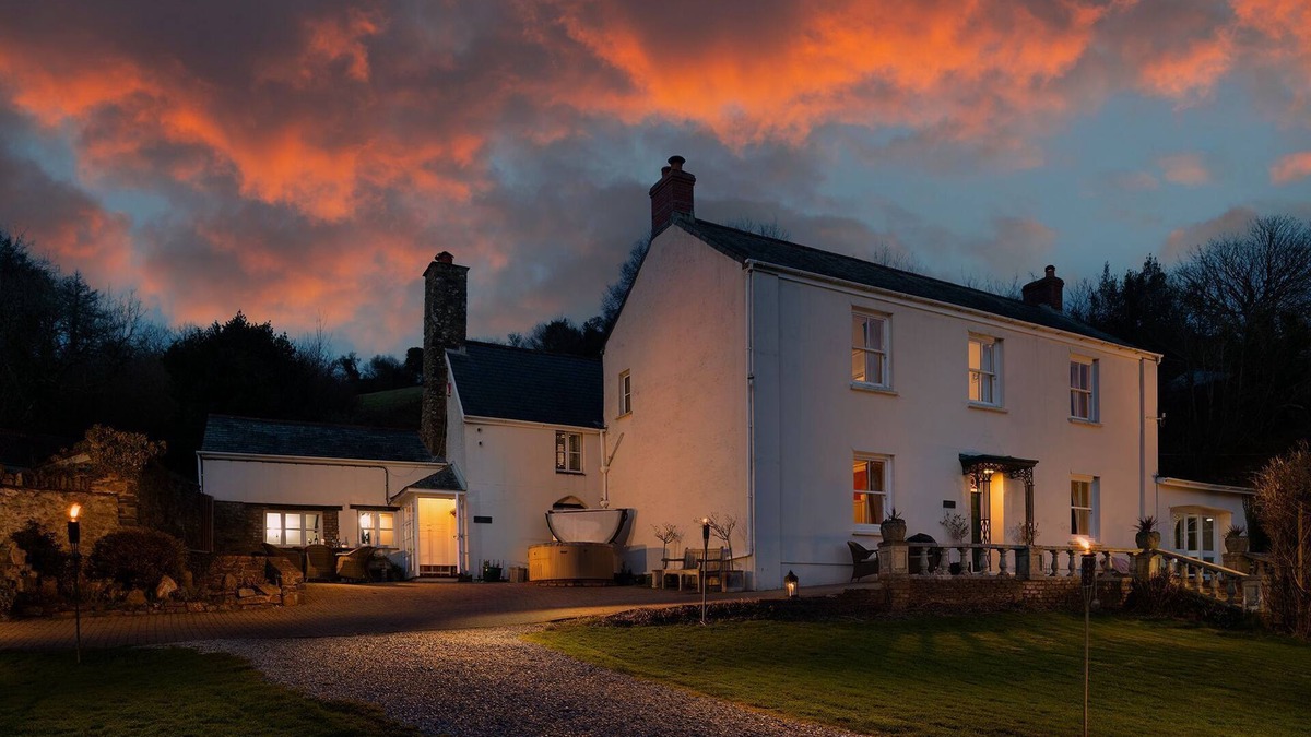Combe Martin Cottage | Coulscott House - sleeps 15 guests in 8 bedrooms