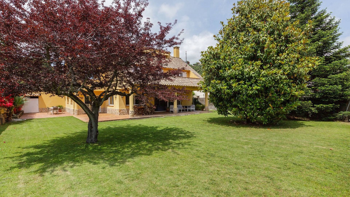 Sant Andreu de Llavaneres Villa | Country House with Garden, Near Barcelona and with Sea Views