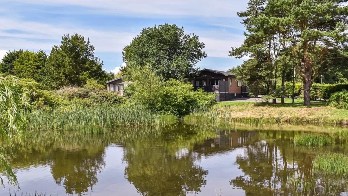 Kirkcudbright Ski Chalet | Country and modern cladded lodge.