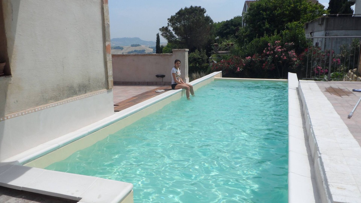 Monterubbiano Apartment | Country Apartment with Infinity Pool