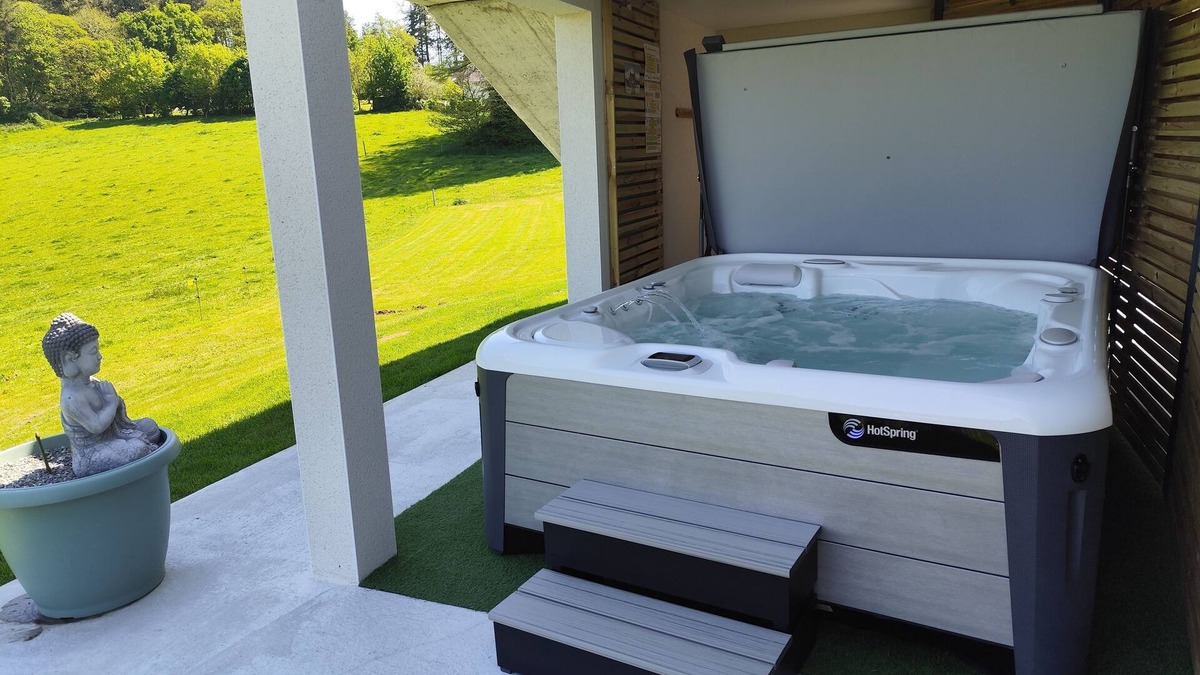 Inguiniel Apartment | Country apartment with private spa Ideal for a peaceful retreat.