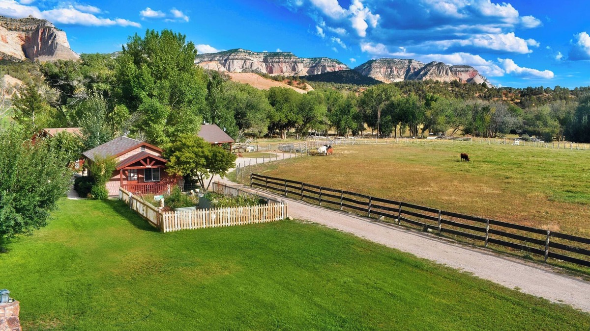 Zion National Park East Entrance Cabin | Country Cabin - Pool - Hot Tub -Breakfast -Farm -Quiet Side Zion -Near Bryce NP