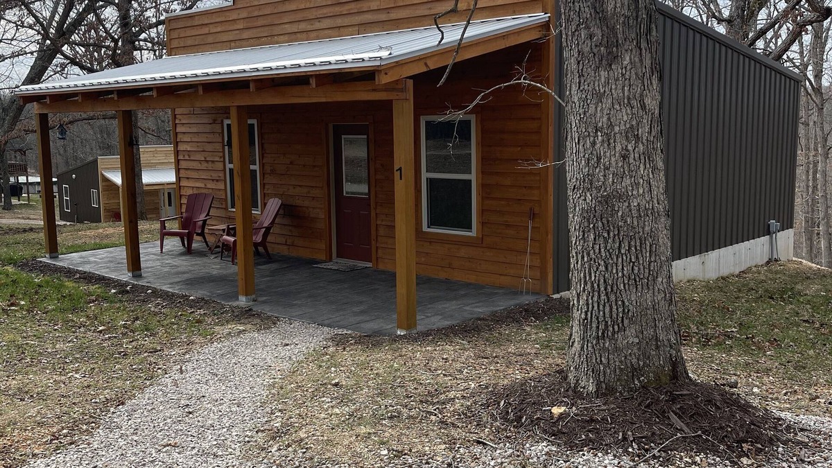 Bourbon Cabin | Country Cabin with Jacuzzi Tub Near Blue Springs Ranch