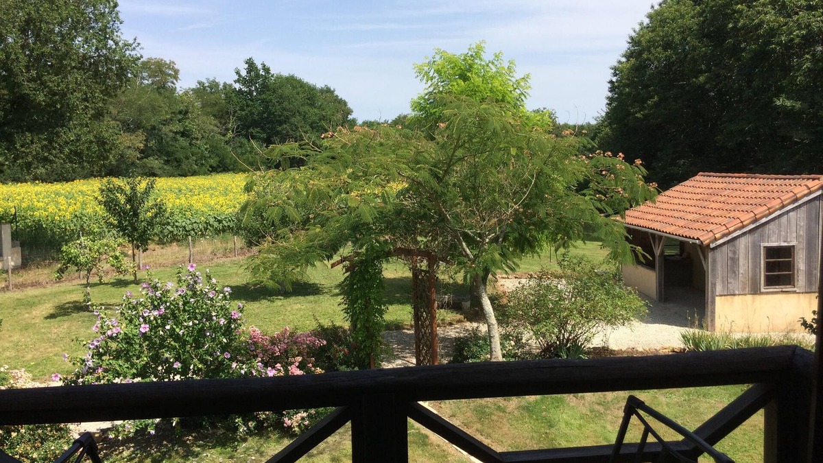 Nanteuil-en-Vallee House | Country charm in Charente limousine