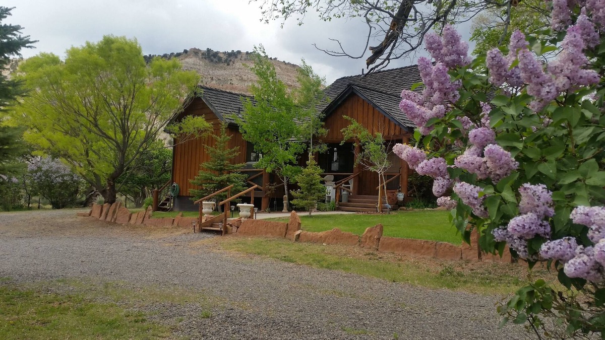 Teasdale House | Country Charm Home Just Miles From Capitol Reef National Park & Boulder Mountain