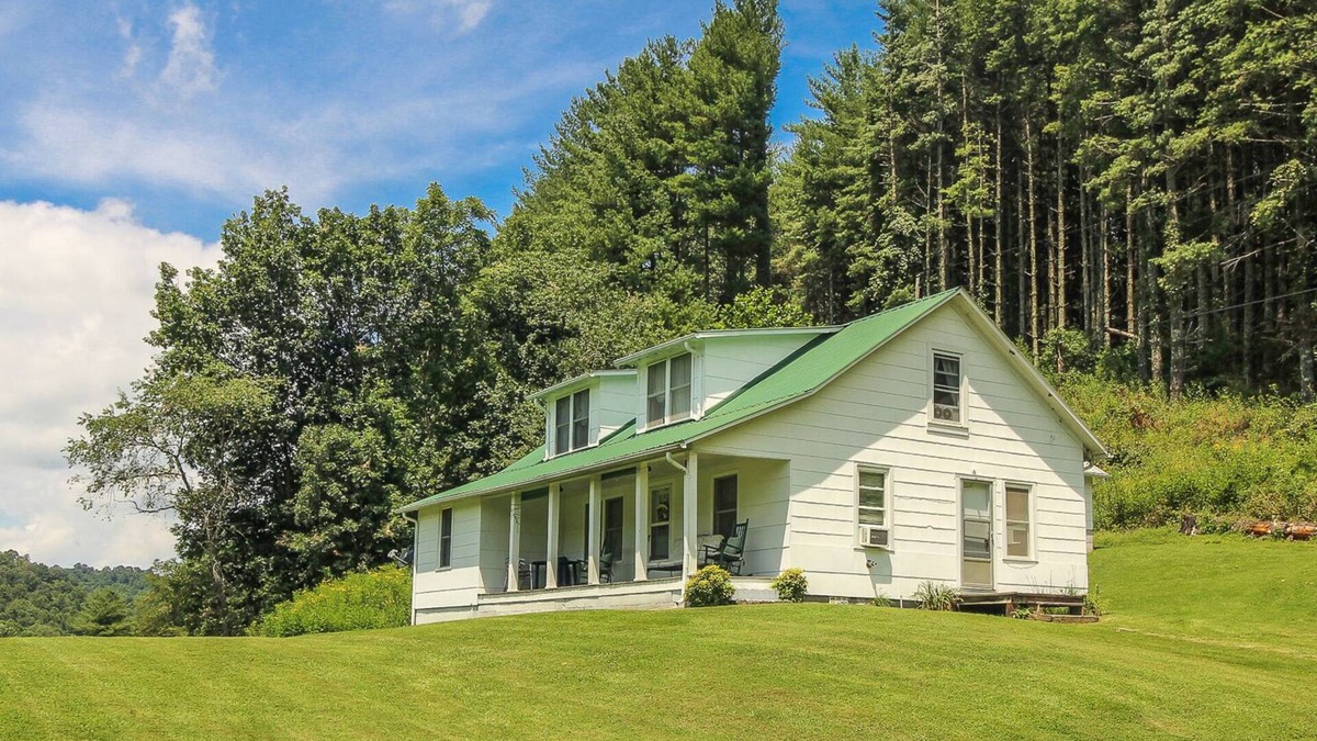 Crumpler Cabin | Country Classic Available Labor Day Weekend!