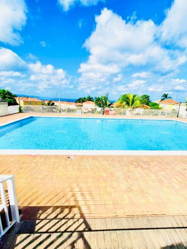 Mango Walk Apartment | Country Club House Retreat - 2 bedroom House with Pool near Montego Bay Airport and Beach Strip