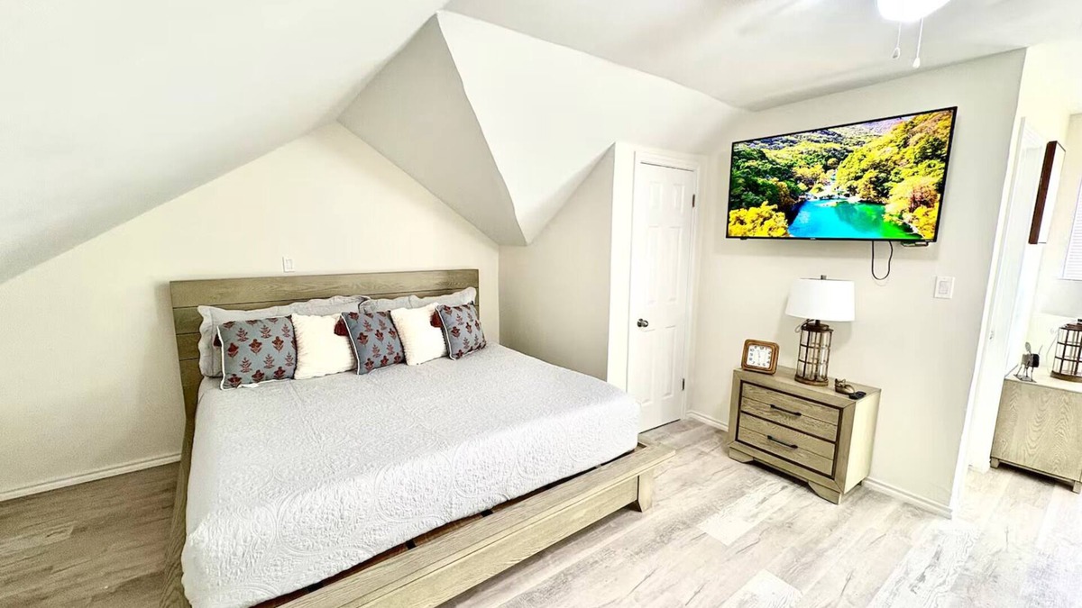 Alamo House | Country Club Retreat, Play Golf with Midterm Stays
