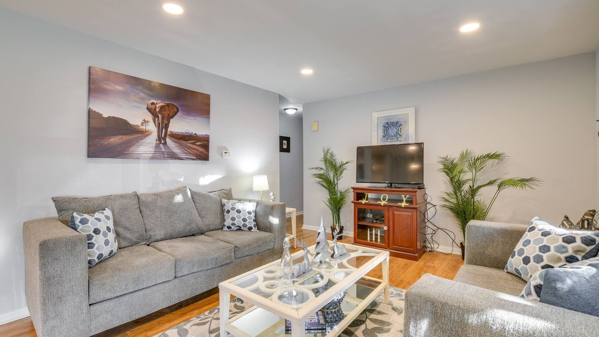 Country Club Hills House | Country Club Hills Home: Walk to Rec Center!