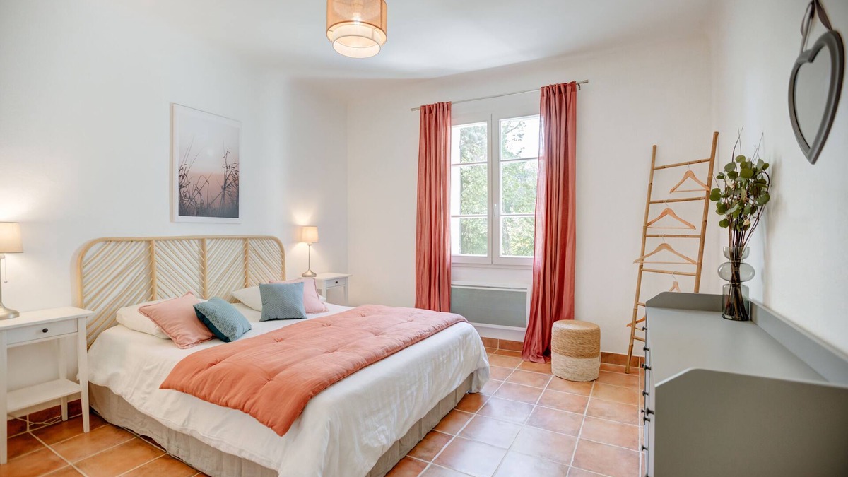 Pont-Saint-Esprit Apartment | Country cottage with all the comforts of a flat
