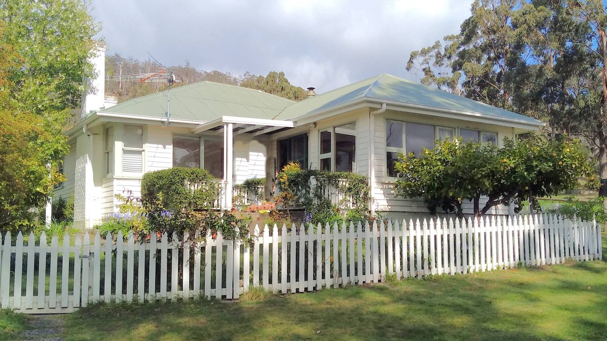 Port Huon House | Country Cottage Accommodation overlooking Huon River