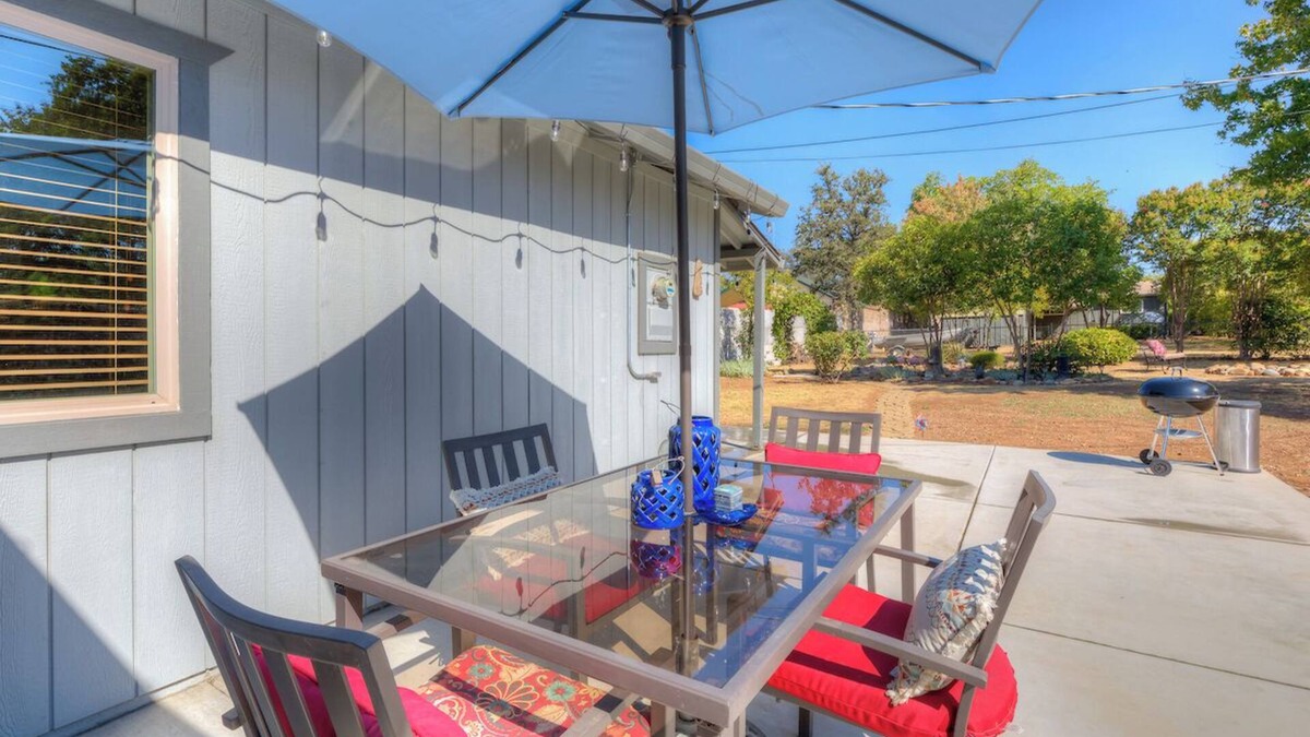 Oroville House | Country Cottage-1/4 acre fenced/gated, lots of parking, huge outdoor patio/yard
