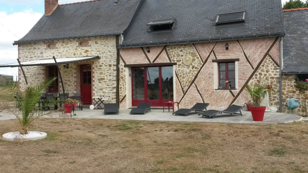 Segre-en-Anjou-Bleu House | country cottage, sleeps 15