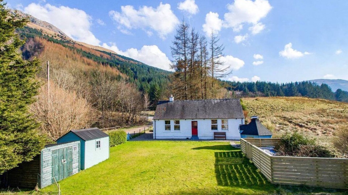 Appin Cottage | Country cottage nestled in the stunning surroundings of rural Duror, Highlands.