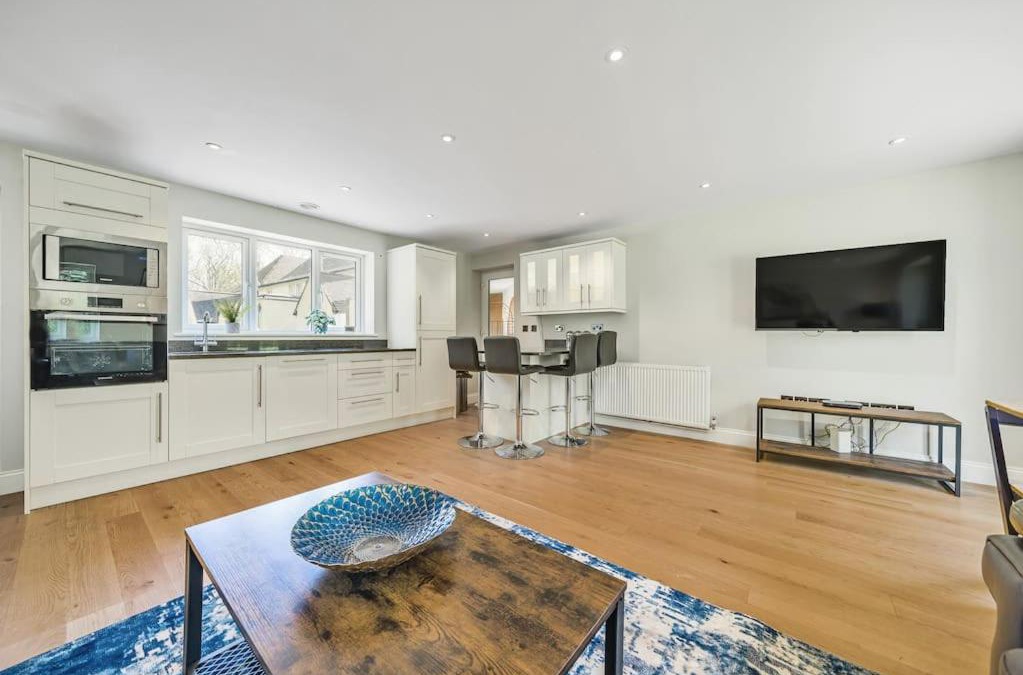 Horsham House | Country cottage & Tennis court