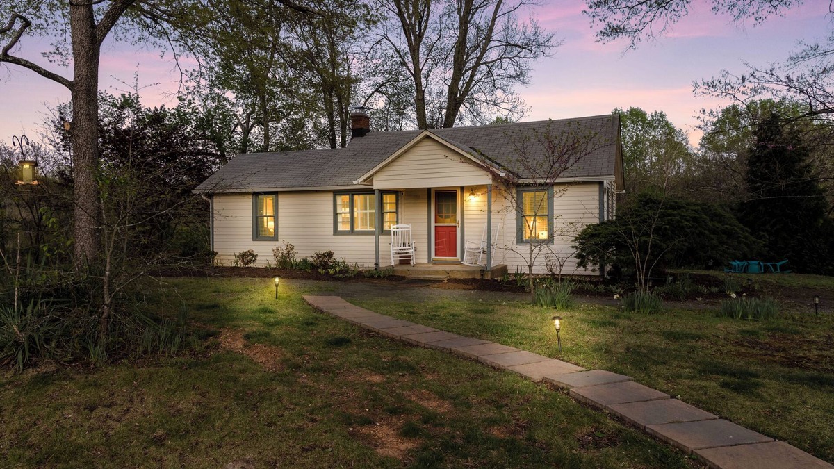 Gordonsville Cottage | Country Cottage with Modern Amenities