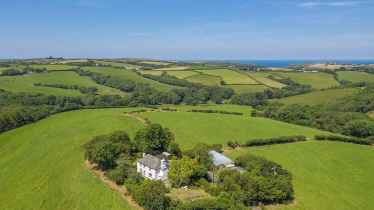Widemouth Bay Cottage | Country Cottage with Hot tub - perfect Cornish escape