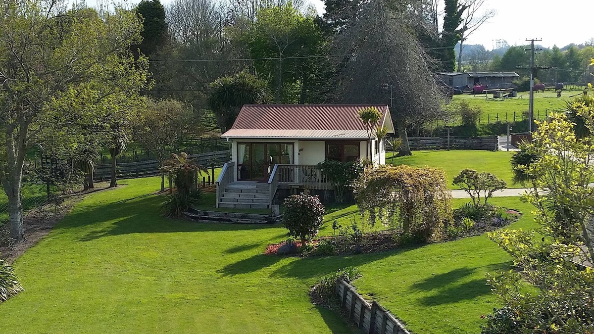 Hamurana Cottage | Country cottage with stunning rural countryside and lake views