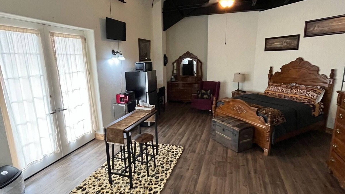 Denton Apartment | Country, Cows & Fishing Lake Studio- 2nd floor