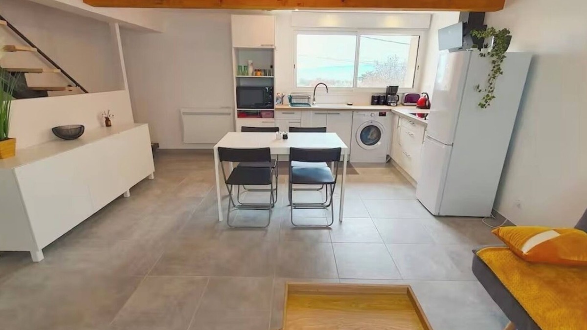 Savasse Apartment | Country duplex + small garden