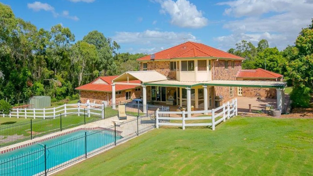 Thornlands House | Country Elegance - Acreage with pool