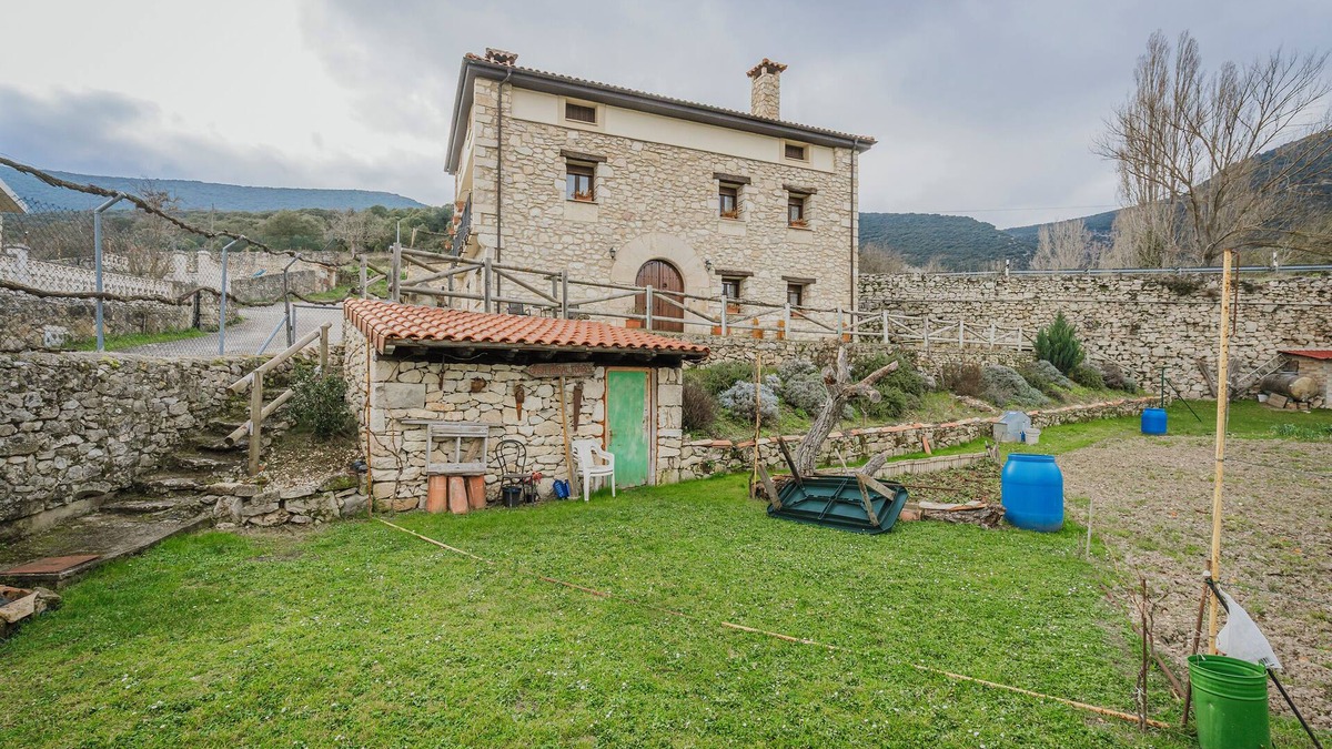 Quintana de Valdivielso House | Country Home 'Torres 1' with Mountain View, Private Garden and Wi-Fi