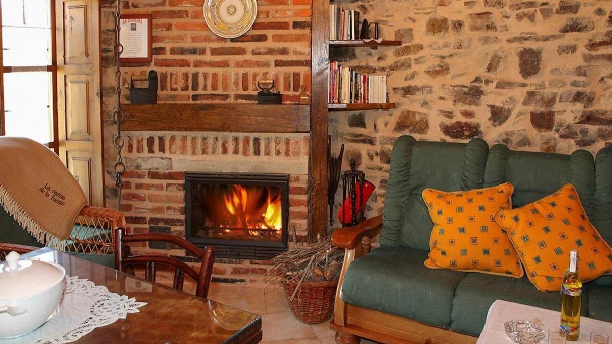 Santa Colomba de Somoza House | Country House 'La Casina De La Fuente' with Private Garden and Wi-Fi