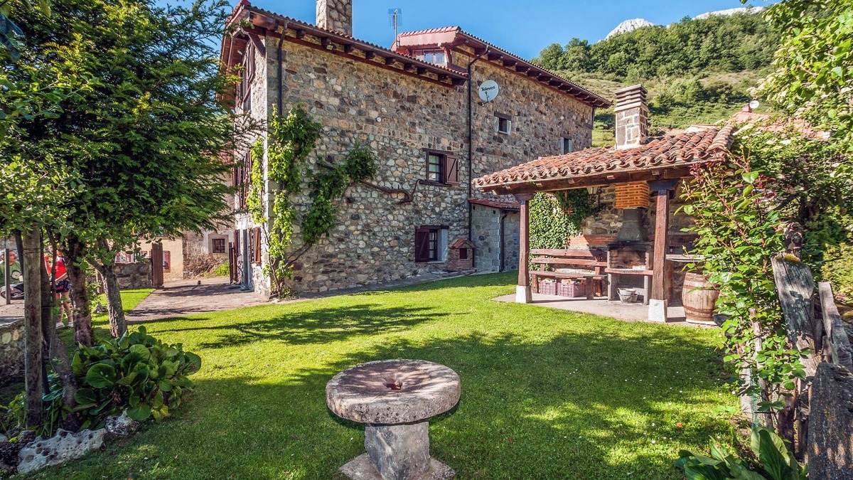 Santa Maria de Valdeon House | Country House 'El Serenal' with Mountain View, Private Terrace and Wi-Fi