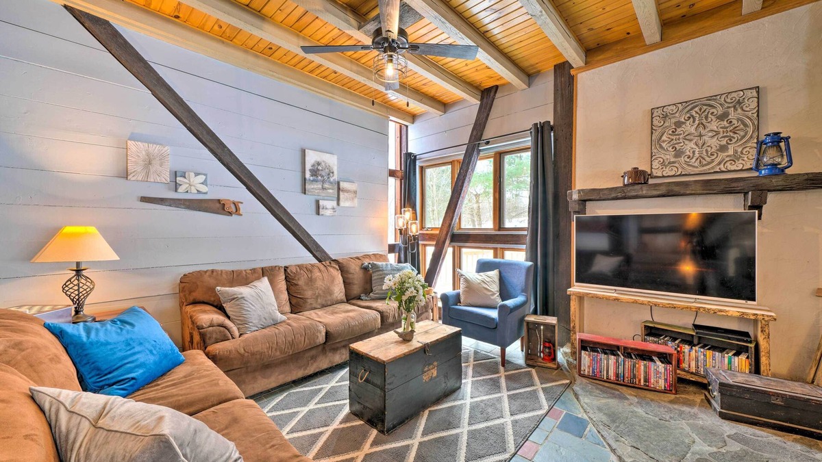 Cambridge Springs House | Country Escape w/Fire Pit Near French Creek!