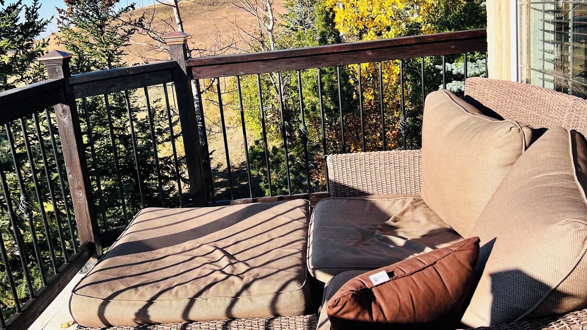 De Winton House | COUNTRY ESCAPE - 3 BD plus loft and 3 bath on 10nAcres. Sleeps 8 (Pet Friendly)