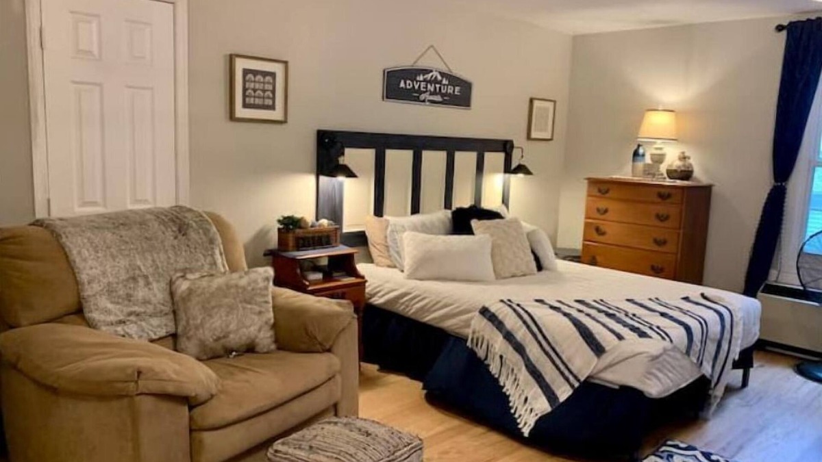 Fentress House | Country Escape Next DOOR Rental - Sleeps 6 - Stay upstairs in the trees