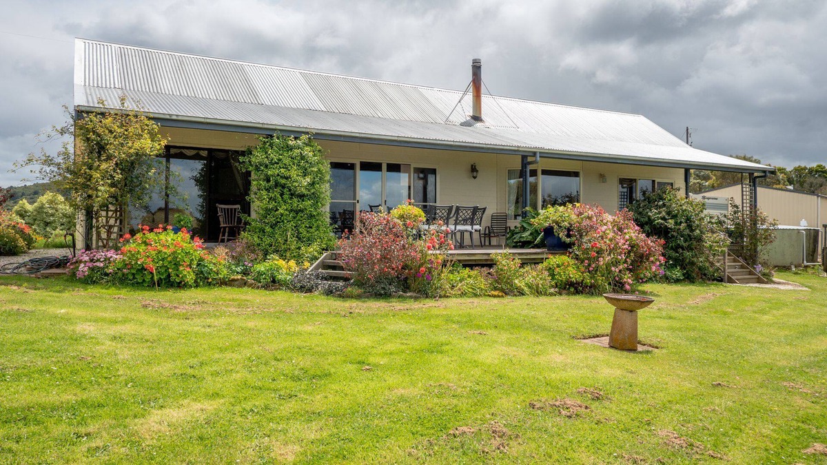 Mount Best House | Country Escape with Stunning Views