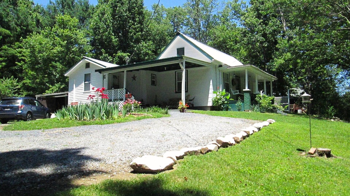 Elizabethton House | Country Farmhouse, Bristol Casino/Races, Rhym-Root's concert-Sept. Hiking/Biking
