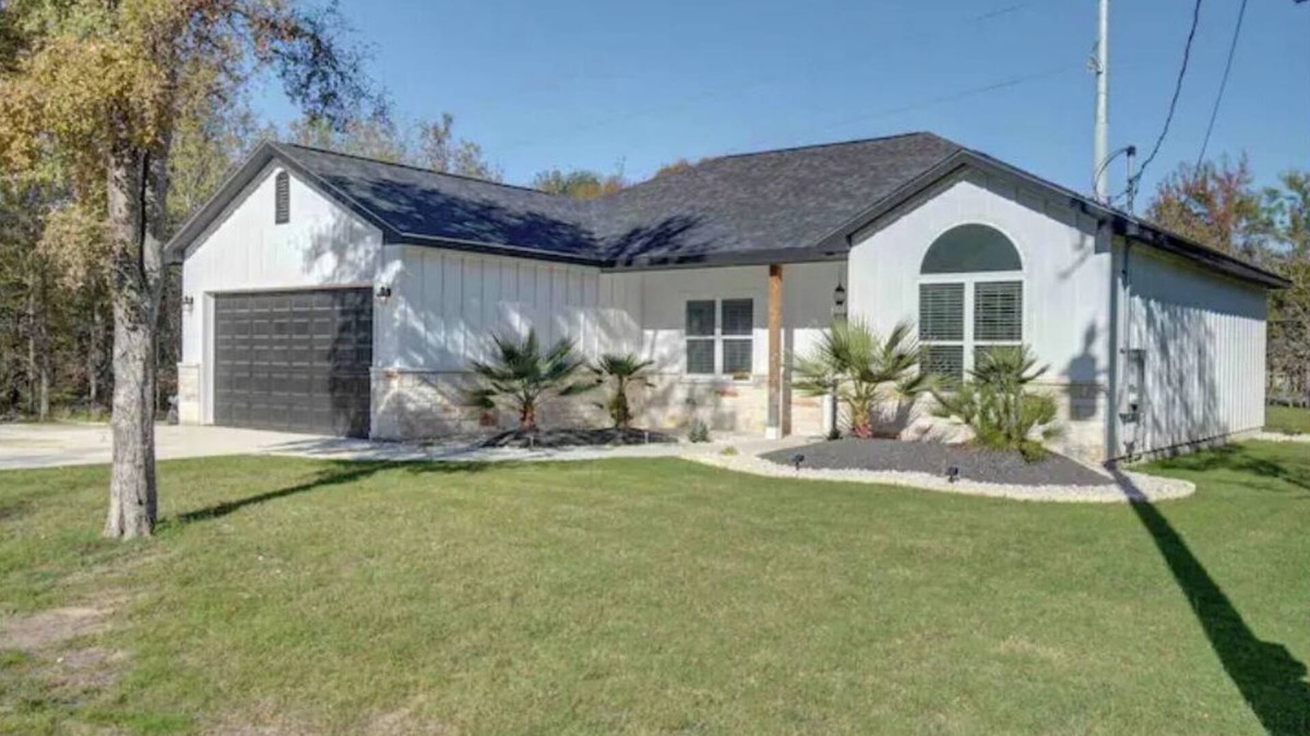 Bastrop House | Country feel in this open plan 3 bed/2 bath home.