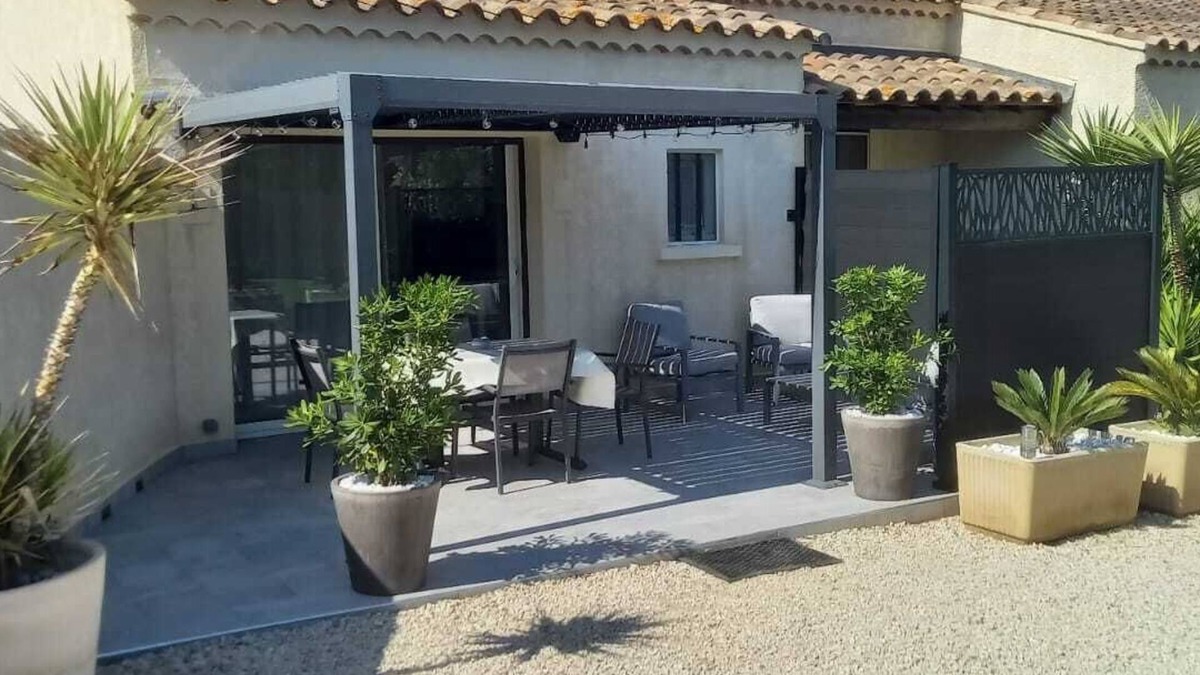 Chateauneuf-de-Gadagne Apartment | Country apartment