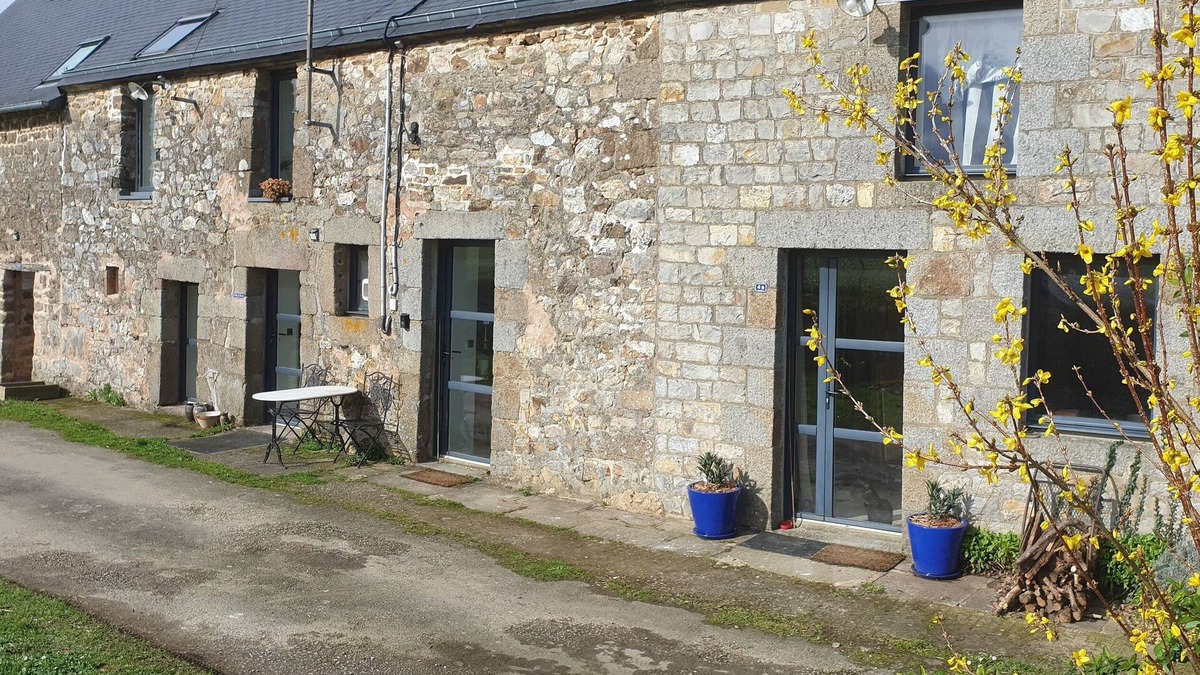 Mezieres-sur-Couesnon Hotel | Country room